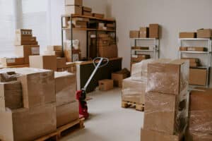 Versandverpackungen für den Weitertransport vorbereitet